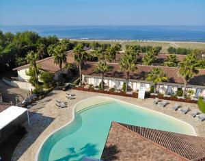 Bazén v ubytování Paestum Inn Beach Resort nebo v jeho okolí