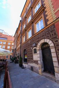 a building with an archway on the side of a street at Rental Apartments Szeroki Dunaj in Warsaw