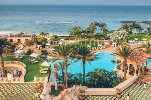 JOIA El Mirador by Iberostar -Adults Only内部或周边的泳池