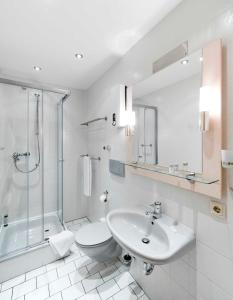 ein Bad mit einem Waschbecken, einem WC und einer Dusche in der Unterkunft Haus Seemuschel - Fewo 5 in Cuxhaven