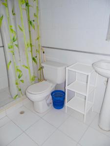een witte badkamer met een toilet en een wastafel bij Karey 405 Rodadero in Santa Marta