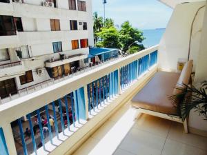 een balkon van een gebouw met een bank erop bij Karey 405 Rodadero in Santa Marta