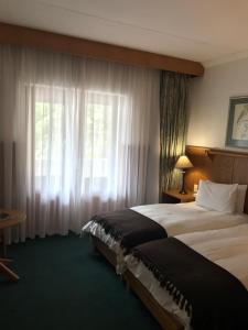 מיטה או מיטות בחדר ב-Hotel Schweizerhaus/Cafe Anton