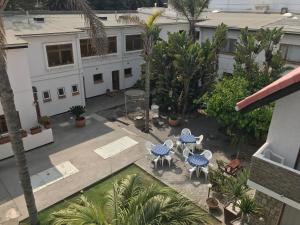 uma vista sobre um pátio com mesas e cadeiras em Hotel Schweizerhaus/Cafe Anton em Swakopmund