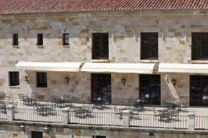 een gebouw met tafels en stoelen op een balkon bij Parador de Zamora in Zamora