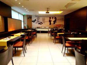 A restaurant or other place to eat at Hotel Sommerhaus Linz