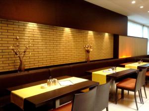A restaurant or other place to eat at Hotel Sommerhaus Linz