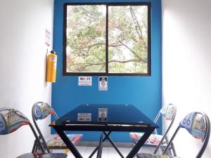 カリにあるHOSPEDAJE VALLE DEL LILIの窓のある部屋にあるテーブルと椅子