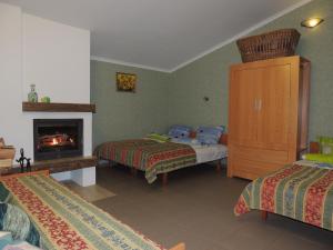 سرير أو أسرّة في غرفة في Holiday House Mazie Brocēni