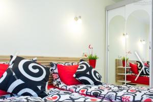 Habitación con cama, almohadas y espejo. en Du draugai 1 en Druskininkai