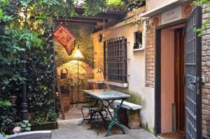 an outdoor patio with a table and chairs in a building at "Cà de Casanova" in Venice