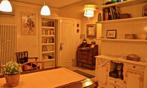 a living room with a table and a desk at "Cà de Casanova" in Venice