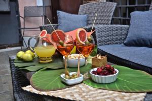 un vassoio con bevande e frutta su un tavolo di "Cà de Casanova" a Venezia