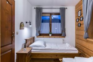 Postel nebo postele na pokoji v ubytování udanypobyt Apartament Regionalny z tarasem