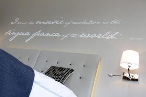 Postel nebo postele na pokoji v ubytování Hotel Schweizerhof Luzern