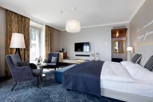 Postel nebo postele na pokoji v ubytování Hotel Schweizerhof Luzern