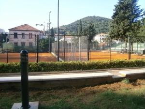 Tenis alebo squash v ubytovaní Studio Marin alebo jeho okolí