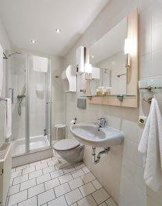 クックスハーフェンにあるHaus Seemuschel _ Fewo 1のバスルーム(洗面台、トイレ、シャワー付)