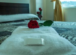 Posteľ alebo postele v izbe v ubytovaní Hostal La Rosa Otavalo