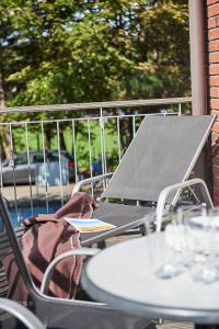 クックスハーフェンにあるHaus Seemuschel _ Fewo 6のテーブルと椅子、ノートパソコン