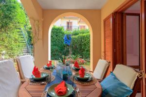 サンタガータ・スイ・ドゥエ・ゴルフィにあるSorrento Villa with garden see viewのパティオ(テーブル、赤スイカ付)