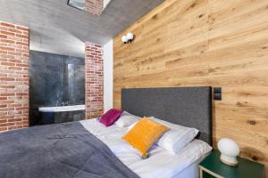 una camera con un letto con un muro di mattoni di Niebo do wynajęcia a Łukta