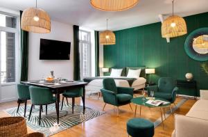 TV a/nebo společenská místnost v ubytování Hôtel des Ducs + 36 fotografií
