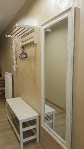 ein Spiegel und eine Bank in einem Raum in der Unterkunft Wrocław APARTAMENTY KĘPA MIESZCZAŃSKA in Breslau