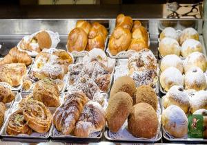 un gruppo di diversi tipi di ciambelle e pasticcini di Bed&Breakfast Villa Bellini a Catania