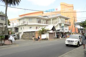 格兰贝伊都栖旅馆的两个人在大楼前穿过街道