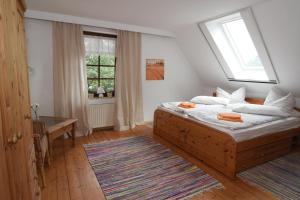 a bedroom with a bed with a skylight and a window at Ferienwohnung in herrlicher Waldrandlage in Marschkamp