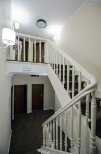 斯維諾烏伊希切的住宿－Villa Baltica，白色楼梯间房子的楼梯