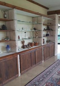 una stanza con mensola, vasi e altri oggetti di Residence Villa Rosa dei Venti a Cinisi