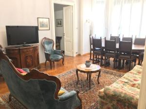 un soggiorno con divano, sedie e tavolo di La Casa di Sara a Genova