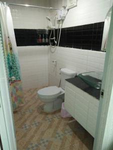 y baño con aseo y lavamanos. en บ้านปลายฝัน Baanplaifun en Ban Huai Phai