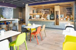 ibis budget Fribourg餐厅或其他用餐的地方