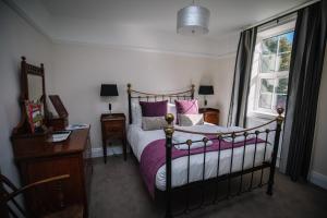 um quarto com uma cama, uma secretária e uma janela em Hemswell Court em Hemswell