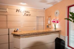 - une salle de bains avec un panneau d'accès à l'hôpital sur le mur dans l'établissement Hostal Viky, à Madrid