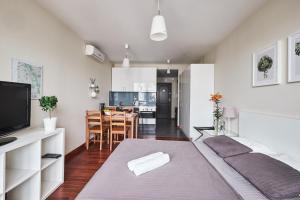 a living room with a couch and a kitchen at Top Ten House Marszałkowska II in Warsaw