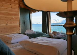 Säng eller sängar i ett rum på Mikkelvik Brygge