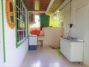 Habitación con lavabo y mesa en una habitación en Alojamientos Turísticos Shalain, en San Andrés