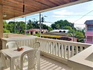 balcón con mesa, sillas y vistas en Alojamientos Turísticos Shalain, en San Andrés