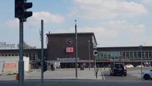 un gran edificio con un coche aparcado delante de él en ELENA flat Mohn Duisburg Zentrum, en Duisburg