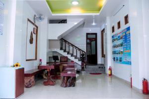 un couloir avec des escaliers et un escalier dans un bâtiment dans l'établissement Thanh An 2 Guesthouse, à Hue