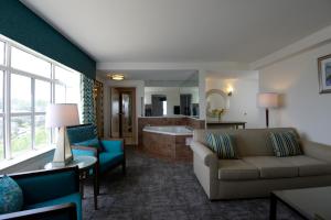 a living room with a couch and a bathroom at Rod 'N' Reel Resort in Chesapeake Beach