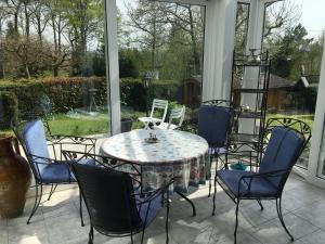 a patio with a table and chairs and a window at Casa Müller in Lissendorf
