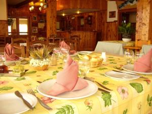 una mesa con un mantel con servilletas rosas. en Hostería Pampa Linda en San Carlos de Bariloche