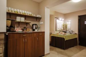 Una cocina con una encimera y una mesa dentro. en Pensjonat Arnika, en Zakopane