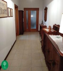 a hallway with a kitchen with a counter and a door at B&B La Magnolia in Creazzo