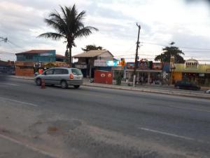 un coche plateado estacionado al lado de una calle en Casa em Unamar,Cabo Frio,à 200m da praia,em condomínio com segurança 24 hs, en Cabo Frío